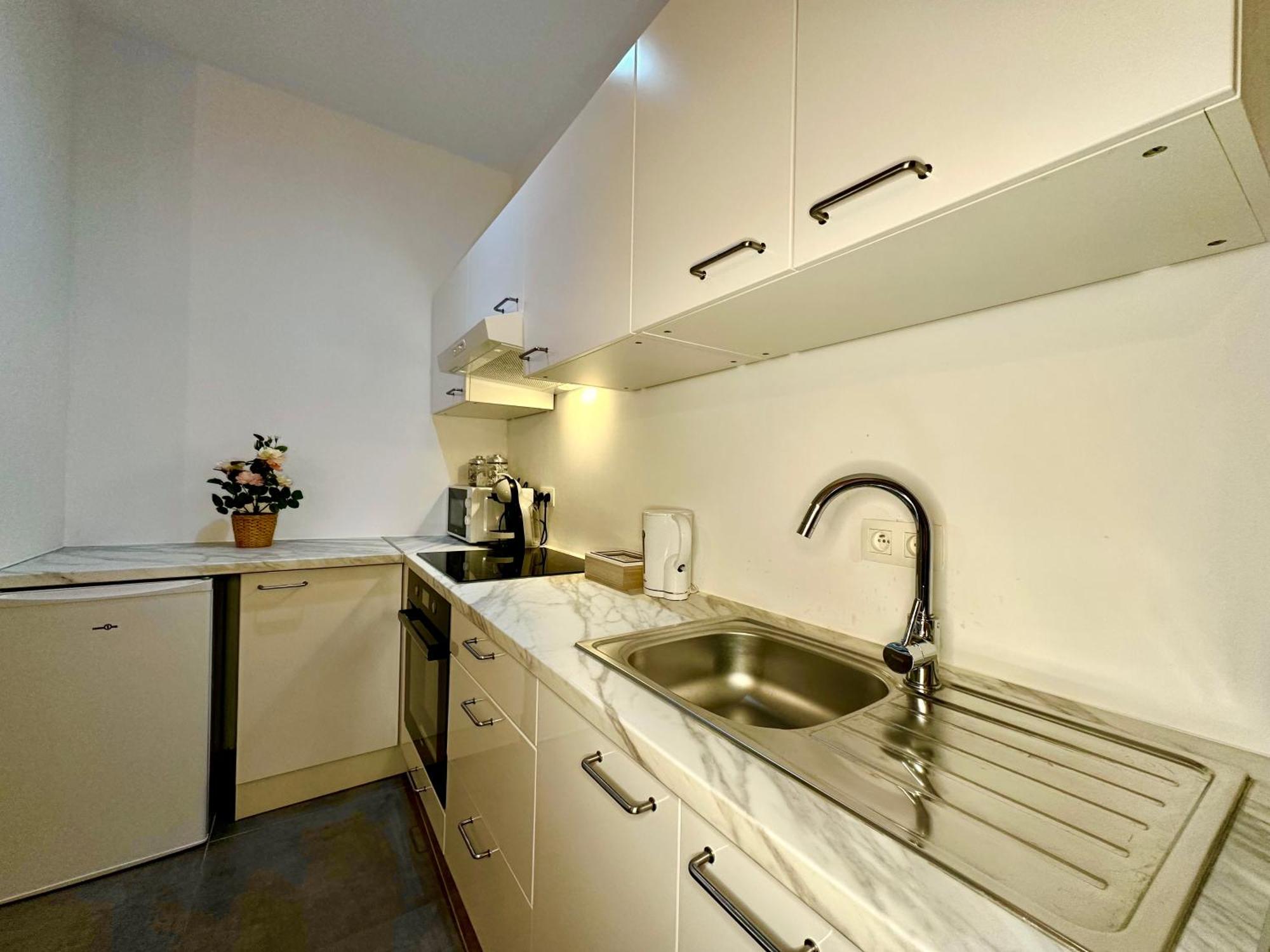 Luxury Suites Mons By Rikas Hotels Экстерьер фото